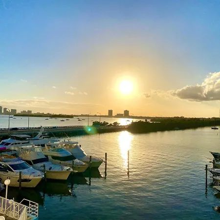 Modern Waterfront Apartment With Miami Skyline View, Free Parking 5 Mins Drive To Miami Beach-2