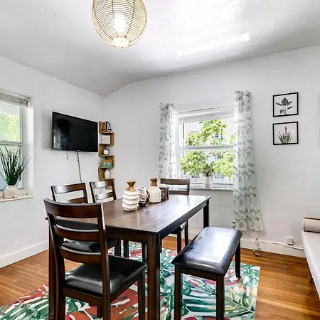 Vintage Townhouse With Private Jaccuzzi And Yard-2