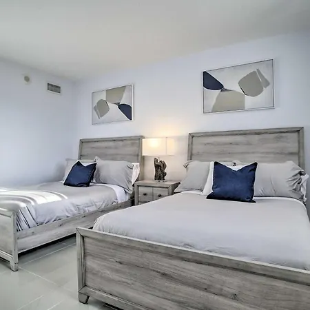< Half-Mi To Beach: Sunny Isles Resort Condo-2
