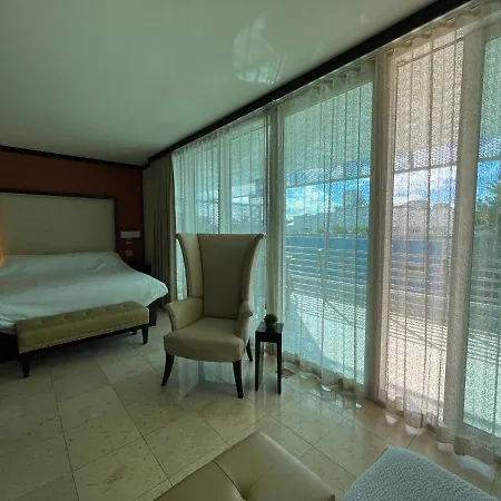 Lovely Hotelroom With Pool On The Ocean Drive-3