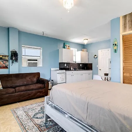 Studio House 2 Blocks From Beach-2