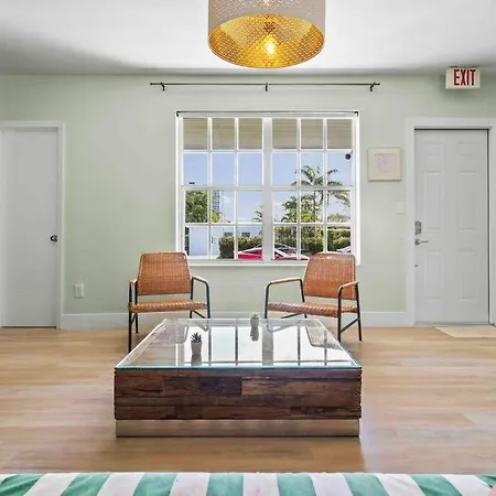 Treasure Island - Modern Miami House 3 Bedroom & 2 Bathroom-3
