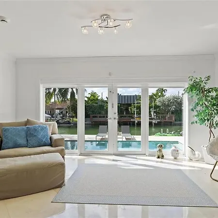 Gorgeous Waterfront Villa In Miami Beach-3
