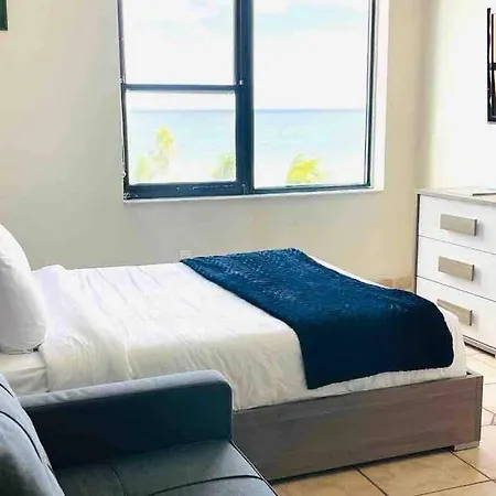 Chic Ocean Front Studio! Apartment-3