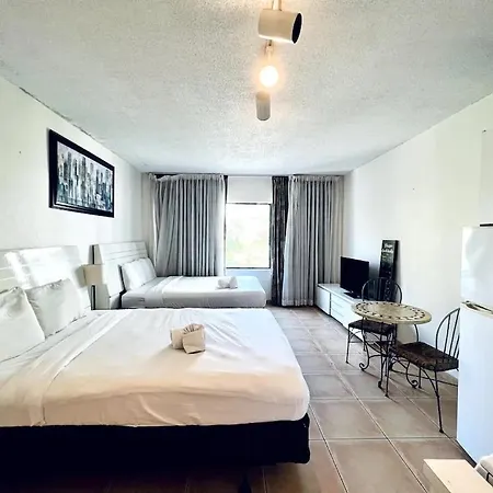 New Miami Beach Ocean Side Condo 424-2