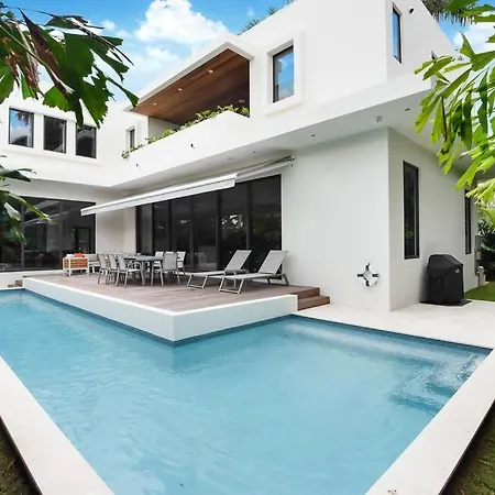 New Modern Villa W Pool Pool Table Gated Area-3