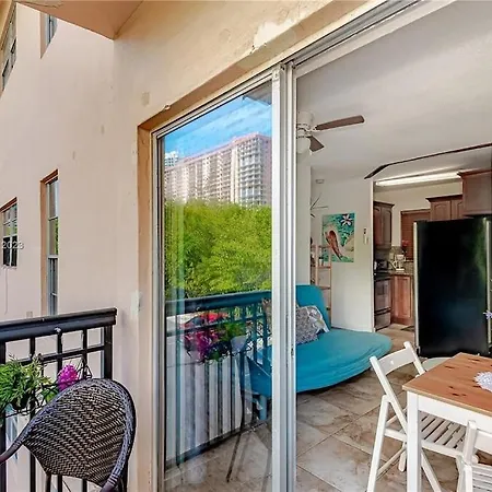 Cute, Cozy Condo Walk To The Beach!-2
