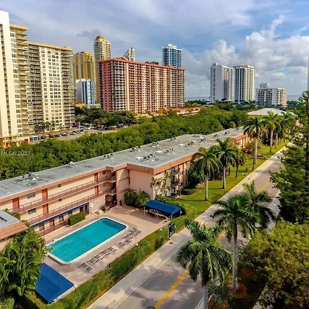 Cute, Cozy Condo Walk To The Beach!-3