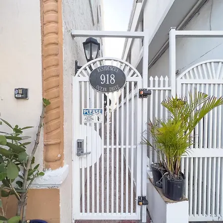 Meet Me On Ocean Dr - Cozy Stay Steps From Beach-2