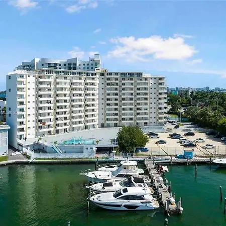 Miami Beach Waterfront With Amazing Bay View And Miami Skyline-2