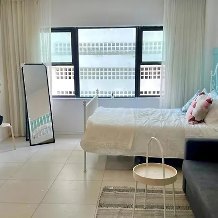Cute Studio In Mid-Beach-2