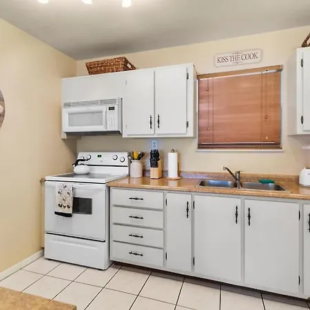 Spacious 1 Bed, 5Min Walk To The Beach!-3