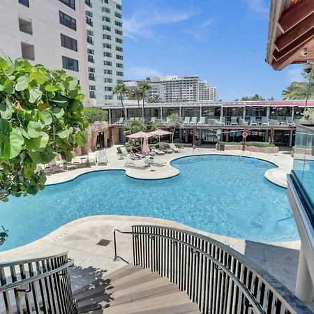 Luxury Beachfront Condo Beach Service 1418-2