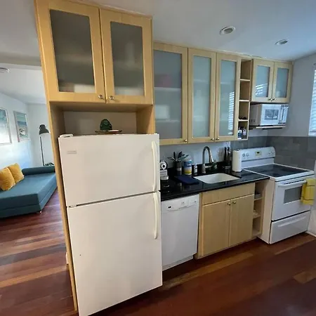 Bright Corner 1 Bedroom, 2 Blocks To Beach, W/Pool-2