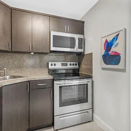 Waterfront Studio Condo In The Heart Of Miami - Skyline & Bay Views-3