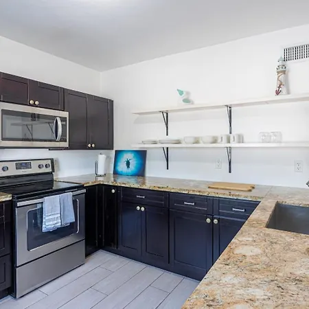 Bay Harbor Unit 3 Lovely 2 Bed 1 Bath Apartment-2