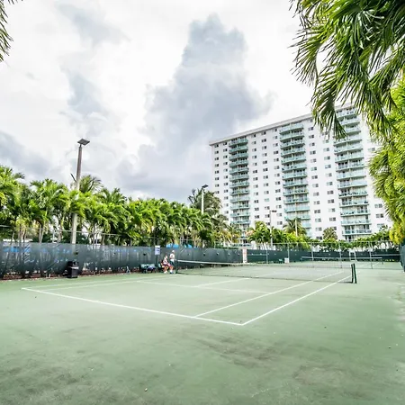 Steps To The Beach 1 Bedroom 1 Den 1 Bathroom Remodeled Apartment-2