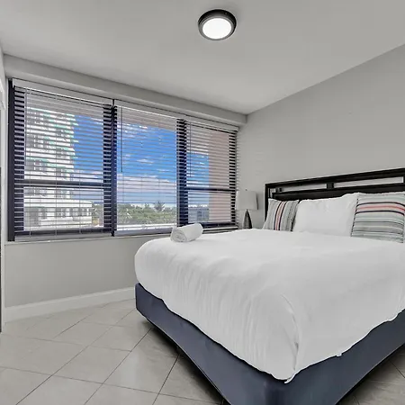 Cozy Beachfront 2 Bdr Miami Beach Condo 406-3