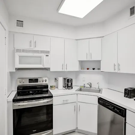 Charming Ocean View Condo Beach Service 516-3
