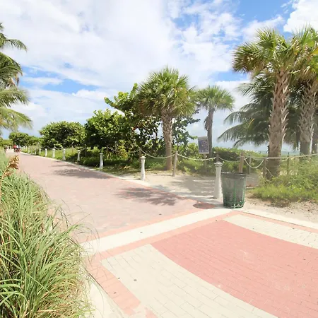 Alexander 1209 Beachfront Condo With 2 Pools , Beach Access, Sauna, Stores-3