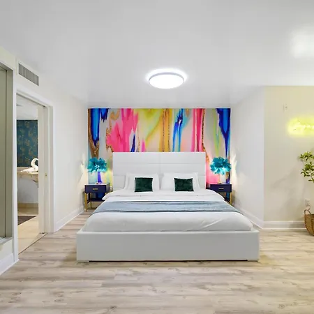 Ocean Drive Apartments With Rooftop Pool, South Beach, Miami-3
