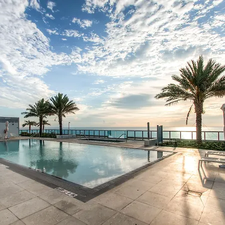 Churchill Suites Monte Carlo Miami Beach-3