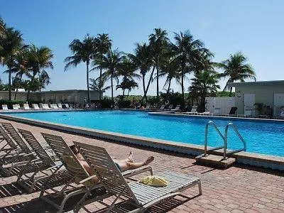 Miami Beachfront With Pool Wifi & Cheap Parking-2