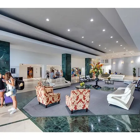Miami Beachfront With Pool Wifi & Cheap Parking-3