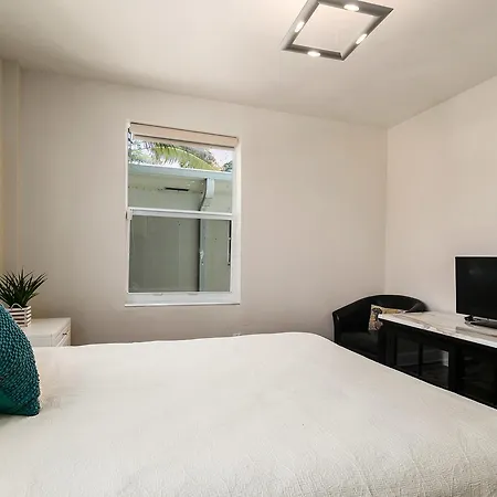 Two Bedroom Two Bath Apartment 2 Block To Beach-2