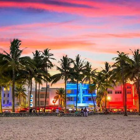 Two Bedroom Two Bath Apartment 2 Block To Beach-3