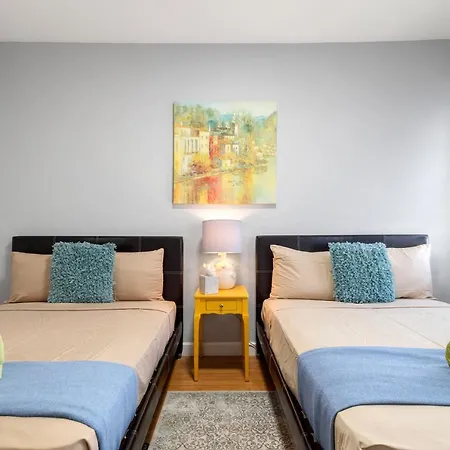 Ensuite Apt On Collins Ave-3