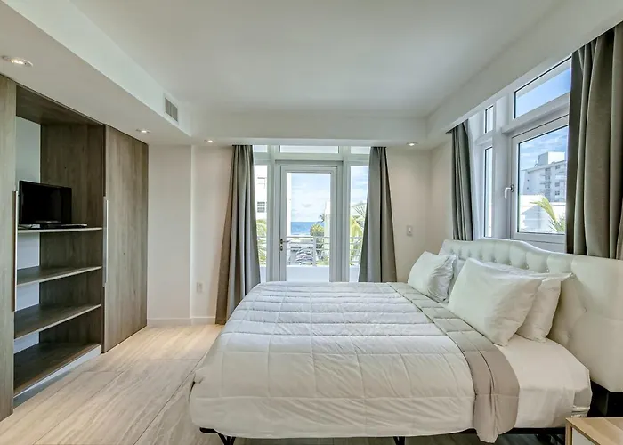 Modern Ocean Drive Condo In The Heart Of Sobe!