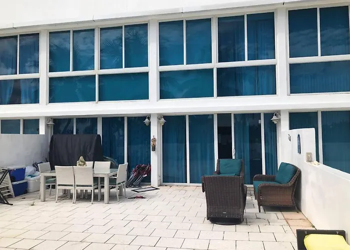 Villa Penelope, Lovely 4 Bedroom 4 Baths Beachfront Miami Beach