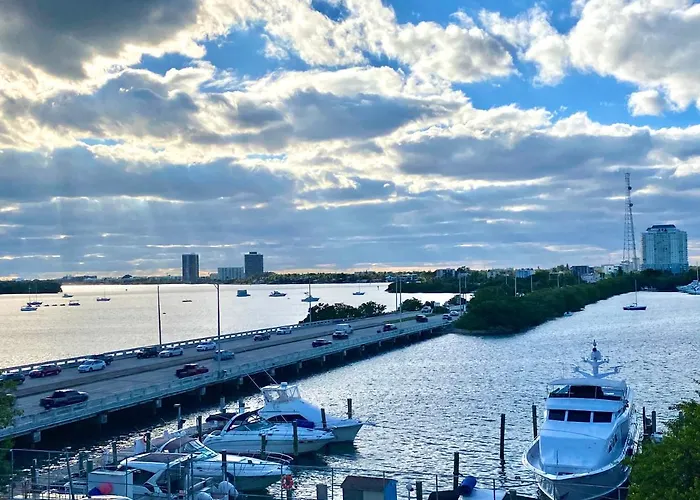 Modern Waterfront Apartment With Miami Skyline View, Free Parking 5 Mins Drive To Miami Beach