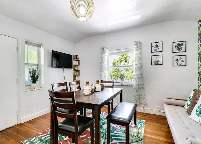 Vintage Townhouse With Private Jaccuzzi And Yard