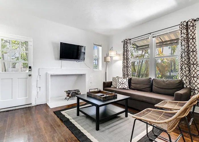 Vintage Townhouse With Private Jaccuzzi And Yard