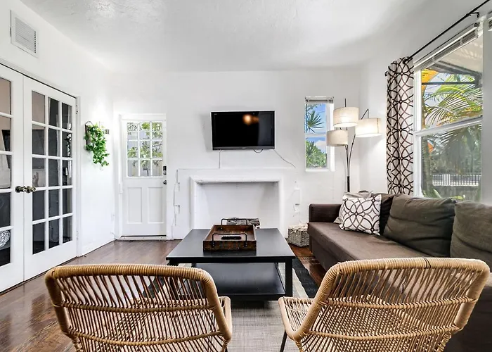 Vintage Townhouse With Private Jaccuzzi And Yard