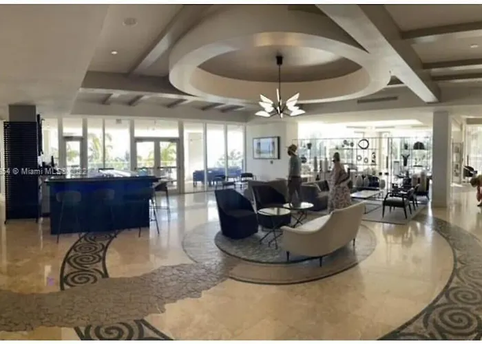 Beautiful 1 Bedroom Condo On The Beach