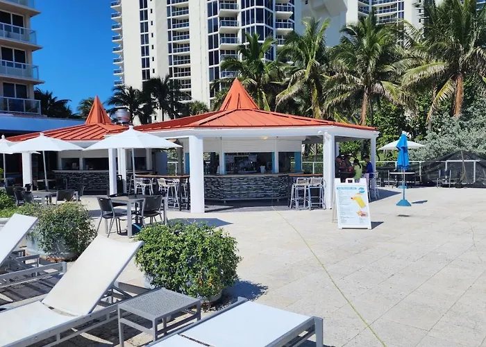 Beachfront Studio-Apt Retreat In Sunny Isles Beach Apartment