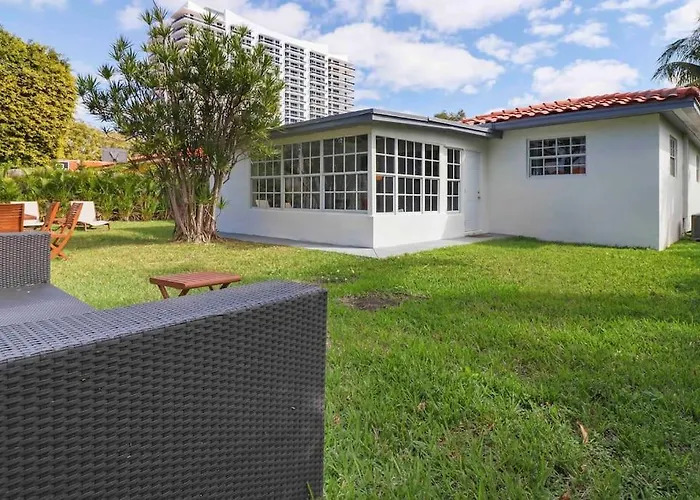 Treasure Island - Modern Miami House 3 Bedroom & 2 Bathroom