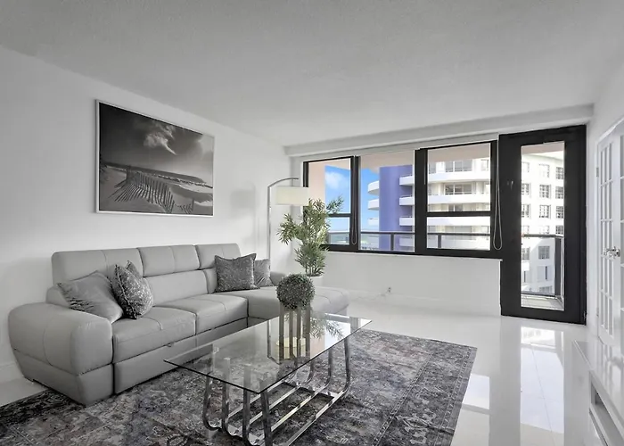 Cozy Beachfront 2 Bdr & 2 Ba Miami Beach Condo