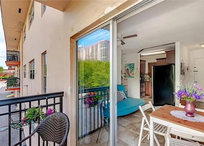 Cute, Cozy Condo Walk To The Beach!