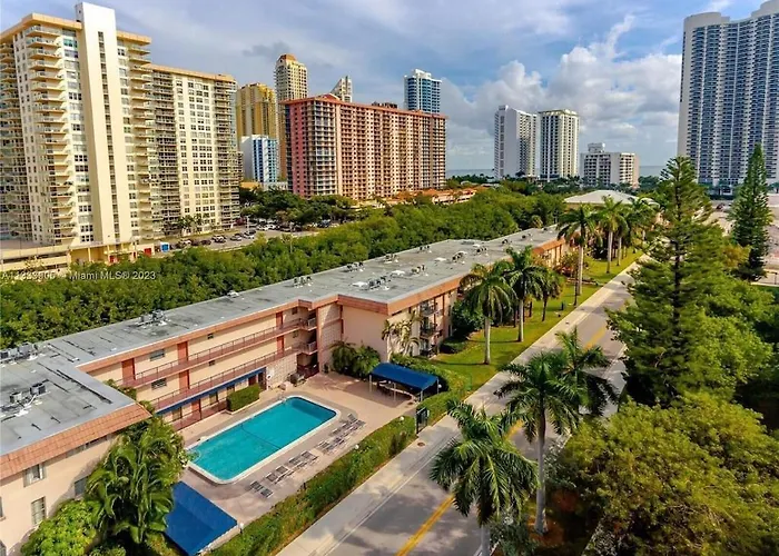 Cute, Cozy Condo Walk To The Beach!