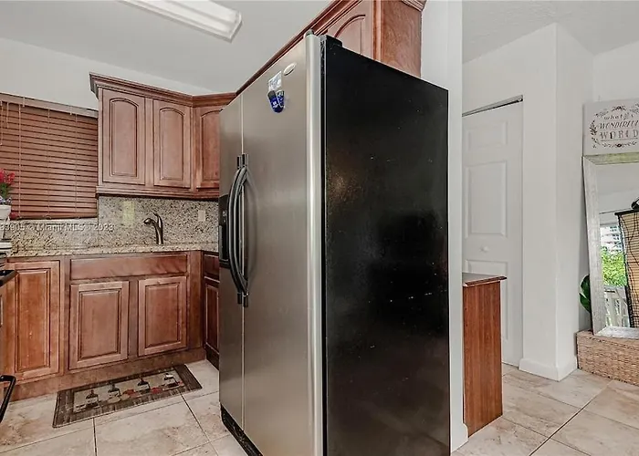 Cute, Cozy Condo Walk To The Beach!