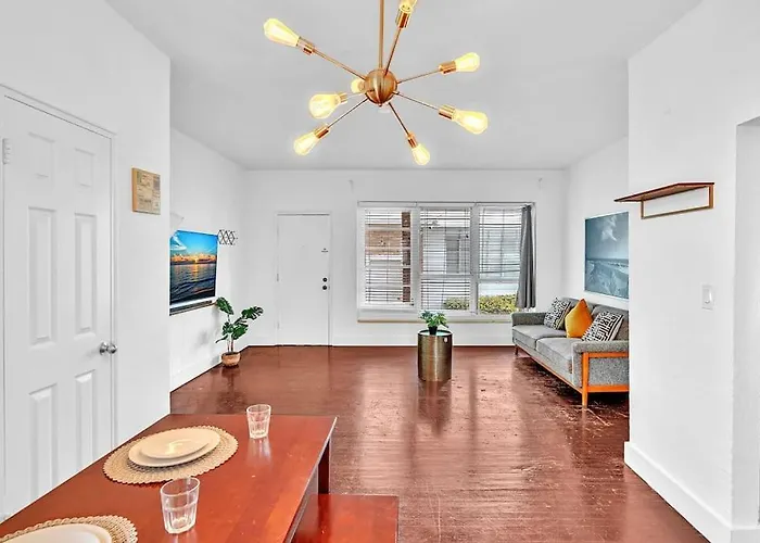 Pet friendly Garden Suite 7-Hosted By Sweetstay Miami Beach