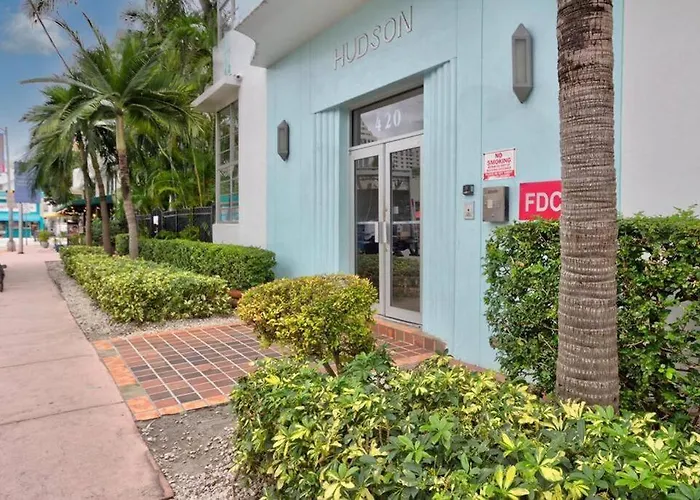 Bright Corner 1 Bedroom, 2 Blocks To Beach, W/Pool