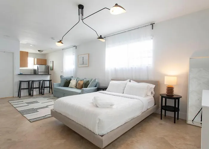 Spacious Apt For 4 Guests On Collins & 7Th