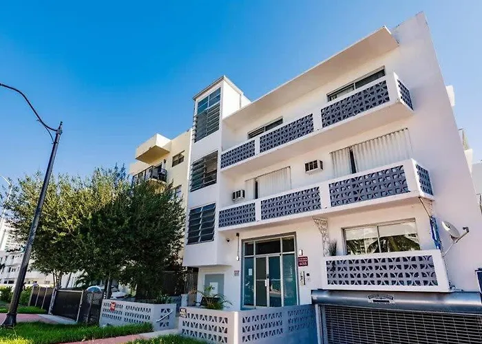 Art Deco Retreat 1 Block From The Beach