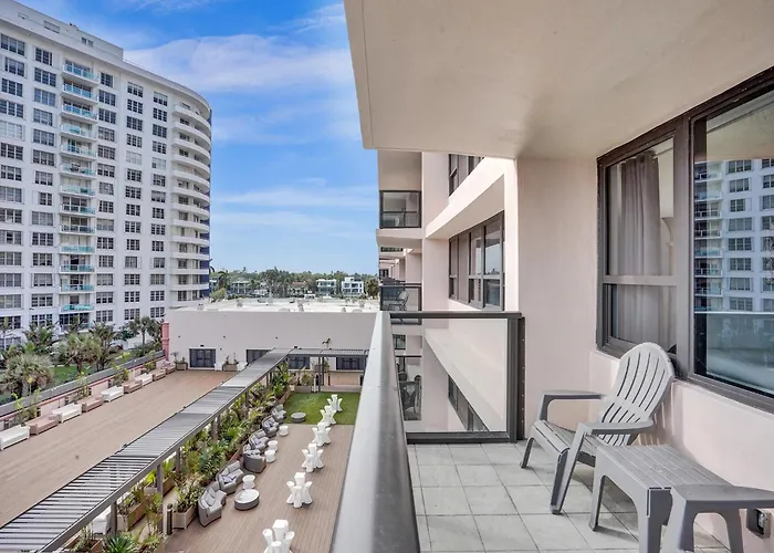 Adorable 2 Bedroom Condo Beach Service 605