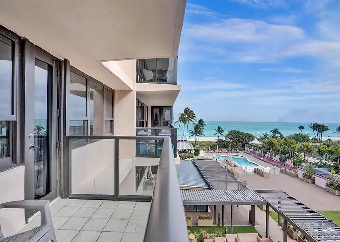 Adorable 2 Bedroom Condo Beach Service 605